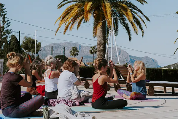 Groep individuen die yoga doen bij Ommij Healing Center